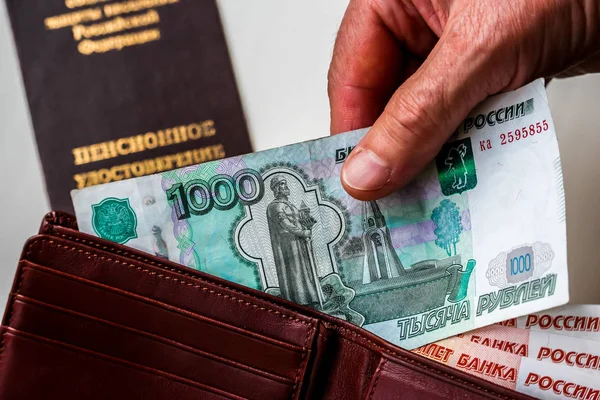 Mãos Mulher Segurando Carteira Com Rublos Russos Certificado Pensão Russo — Fotografia de Stock
