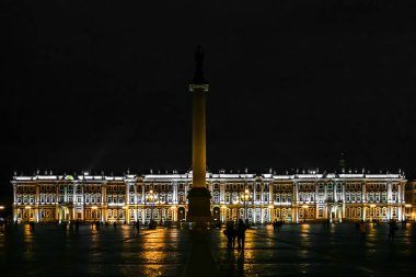 Saint-Petersburg, Rusya Federasyonu-Ekim, 2018 yaklaşık. Alexander sütun görünümünü Palace Meydanı (Dvortsovaya kare) Hermitage Müzesi önünde.