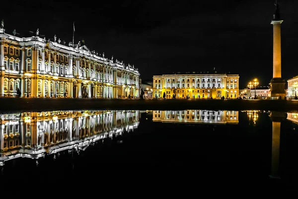 サンクトペテルブルク ロシア連邦 2018 夜遅くに宮殿広場 Dvortsovaya のアレクサンダー コラムの表示 — ストック写真