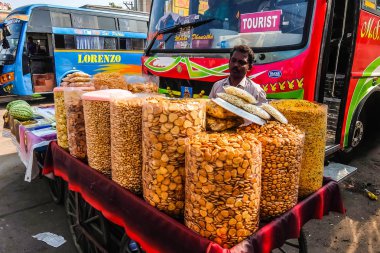 Kanchipuram, Hindistan - Ocak, 2018 yaklaşık. Sri Ekambaranathar Temple Kanchipuram içinde adam satan aperatifler otobüs stand yakınındaki.