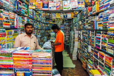 Bangalore, Hindistan - Ocak, 2018 yaklaşık. Bangalore sokak kitapçıda. Satılık kullanılmış kitaplar.