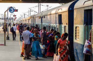 Katpadi, Hindistan - Ocak, 2018 yaklaşık. Katpadi Tren İstasyonu trene binmeden insanlar.