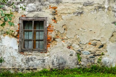 Pencereli eski püskü bir taş duvar manzarası
