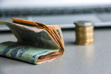 Arka planda Hint para birimi (banknot ve madeni paralar), laptop klavye yukarı görünümünü.