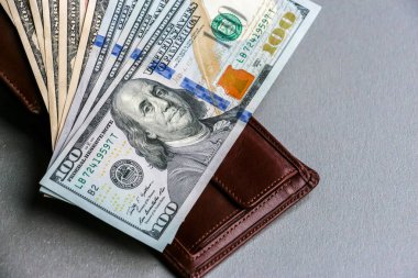 Yüz elli doları banknot ile cüzdan closeup görünümü.