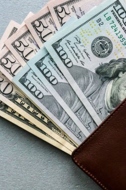 Yüz elli doları banknot ile cüzdan closeup görünümü.