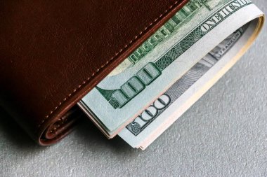 Yüz elli doları banknot ile cüzdan closeup görünümü.
