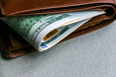 Yüz elli doları banknot ile cüzdan closeup görünümü.