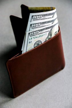 Yüz elli doları banknot ile cüzdan closeup görünümü.