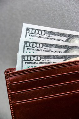 Yüz elli doları banknot ile cüzdan closeup görünümü.