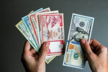 Nepal ve Amerikan para birimi (banknot holding eller).