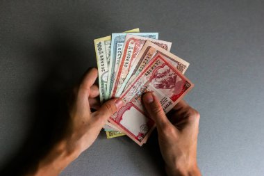 Nepal para birimi (banknot tutan el).