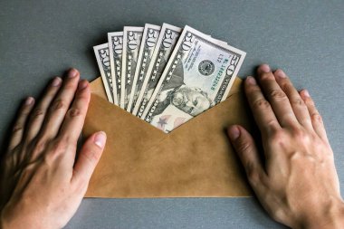 Zarf doları banknot ile holding eller.