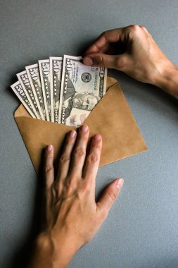 Zarf doları banknot ile holding eller.