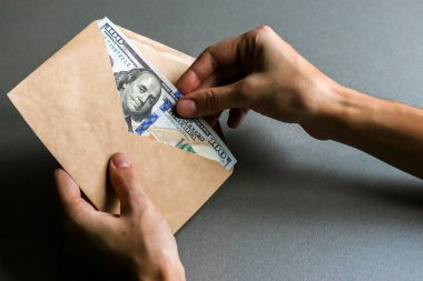 Zarf doları banknot ile holding eller.