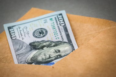 Yüz dolarlık banknot olan zarf görünümünü portre.