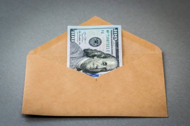 Yüz dolarlık banknot olan zarf görünümünü portre.