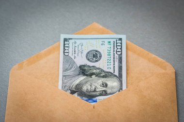 Yüz dolarlık banknot olan zarf görünümünü portre.