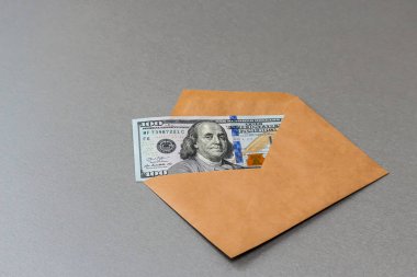 Yüz dolarlık banknot olan zarf görünümünü portre.