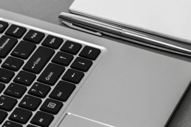 Laptopkeyboard, planlayıcısı ve bir kalem portre görünümünü.