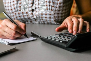 İş kadınının notlar alması hakkında yakın görüş.