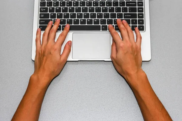 Vista Perto Mãos Mulher Negócios Que Trabalham Com Laptop — Fotografia de Stock