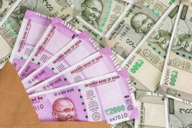 Yeni Hint 2000 rupi banknotlar ile zarf görünümünü kapatın. 500 Rupisi banknotların arka planda.
