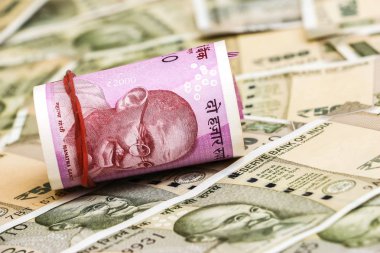 Yeni Hint 2000 rupi banknotlar görünümünü kapatın. 500 Rupisi banknotların arka planda.
