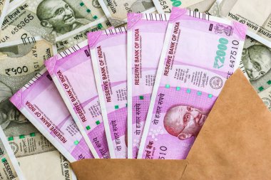 Yeni Hint 2000 rupi banknotlar ile zarf görünümünü kapatın. 500 Rupisi banknotların arka planda.