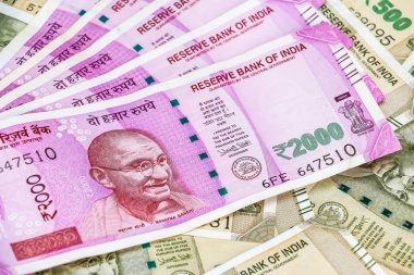 Yeni Hint 2000 rupi banknotlar görünümünü kapatın. 500 Rupisi banknotların arka planda.