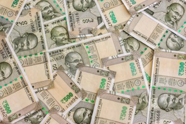 Yeni Hint 500 rupi banknotlar görünümünü kapatın. Renkli para arka plan.