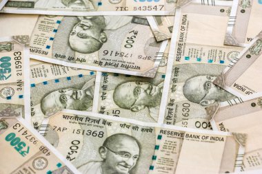 Yeni Hint 500 rupi banknotlar görünümünü kapatın. Renkli para arka plan.