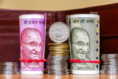 Hint rupi görünümünü kapatın. Banknot ve yığılmış paralar. Arka planda deri cüzdan.