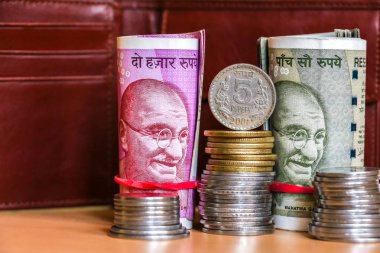 Hint rupi görünümünü kapatın. Banknot ve yığılmış paralar. Arka planda deri cüzdan.