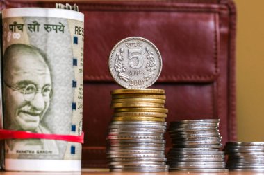 Hint rupi görünümünü kapatın. Banknot ve yığılmış paralar. Arka planda deri cüzdan.