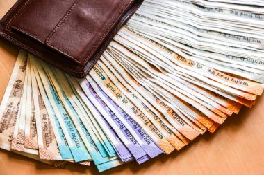 Yeni Hint 10, 50, 100, 200, 500, ile deri cüzdan görünümünü yakın 2000 rupi banknotlar.