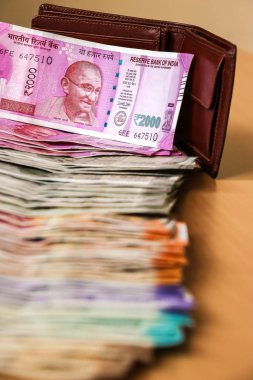 Yeni Hint 10, 50, 100, 200, 500, ile deri cüzdan görünümünü yakın 2000 rupi banknotlar.