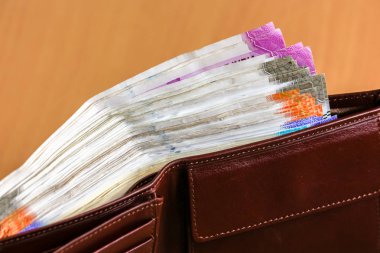 Yeni Hint 10, 50, 100, 200, 500, ile deri cüzdan görünümünü yakın 2000 rupi banknotlar.