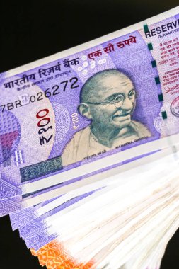 Yeni Hint 100, 200, 500, 2000 rupi banknotlar görünümünü kapat.