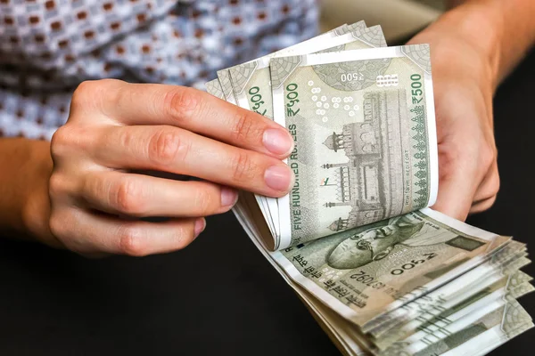 Kadının holding yeni Hint 500 rupi banknotlar eller.