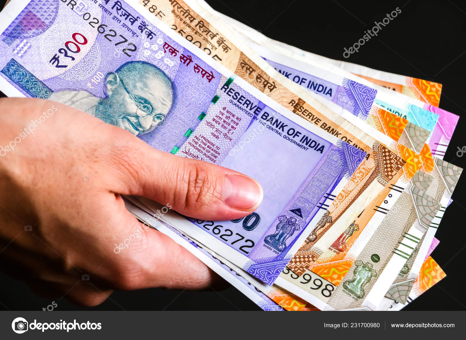 女性の両手ブランドの新しいインド 100 200 500 2000 ルピー紙幣 —  ストック編集用写真©Denis_Vostrikov#231700980