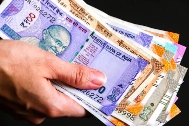 Holding yeni Hint 50, 100, 200, 500, kadının eller 2000 rupi banknotlar.