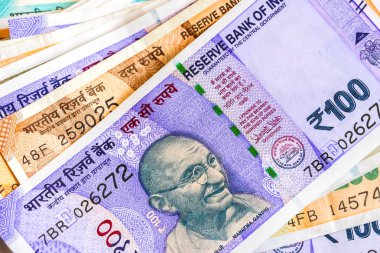 Yeni Hint 50, 100, 200, 500, görünümünü yakın 2000 rupi banknotlar.