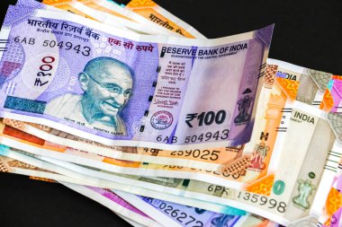 Yeni Hint 50, 100, 200, 500, görünümünü yakın 2000 rupi banknotlar.