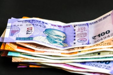 Yeni Hint 50, 100, 200, 500, görünümünü yakın 2000 rupi banknotlar.