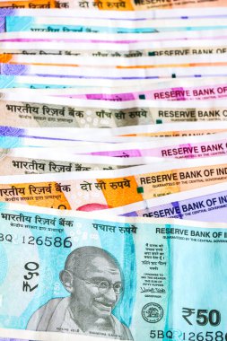 Yeni Hint 50, 100, 200, 500, görünümünü yakın 2000 rupi banknotlar. Renkli nakit para arka plan.