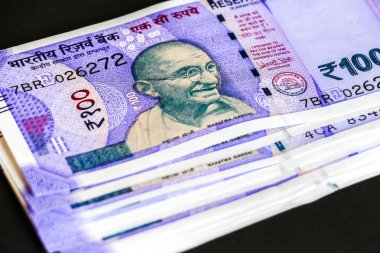 Yeni Hint 100 rupi banknotlar görünümünü kapat.