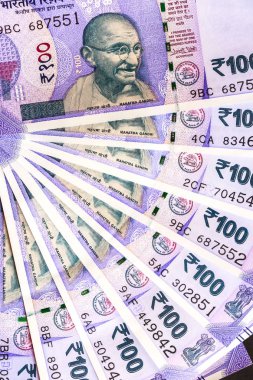 Yeni Hint 100 rupi banknotlar görünümünü kapat.