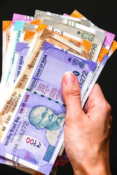Manos Mujer Sosteniendo Nuevos Billetes Indios 100 200 500 2000 — Foto de Stock