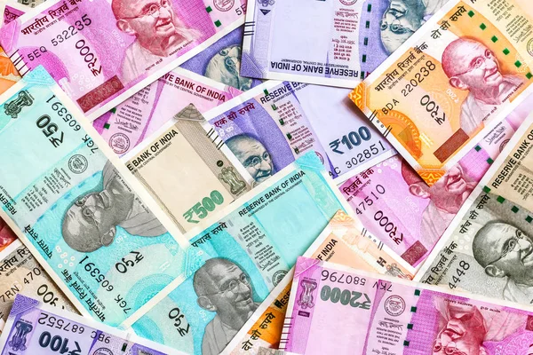 近距离查看全新的印度 100 200 500 2000 卢比钞票 五颜六色的现金资金背景 — 图库照片